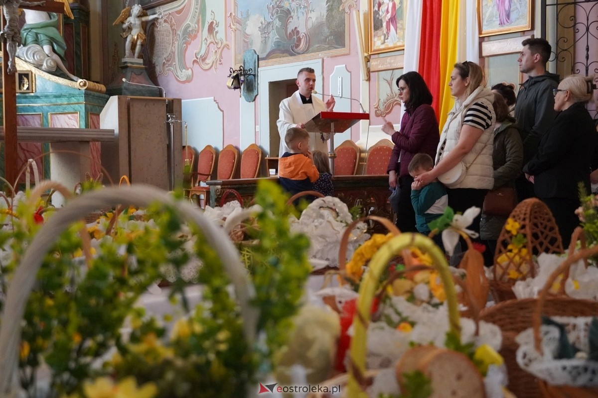 Święcenie wielkanocnych pokarmów w ostrołęckim klasztorze [30.03.2024] - zdjęcie #16 - eOstroleka.pl