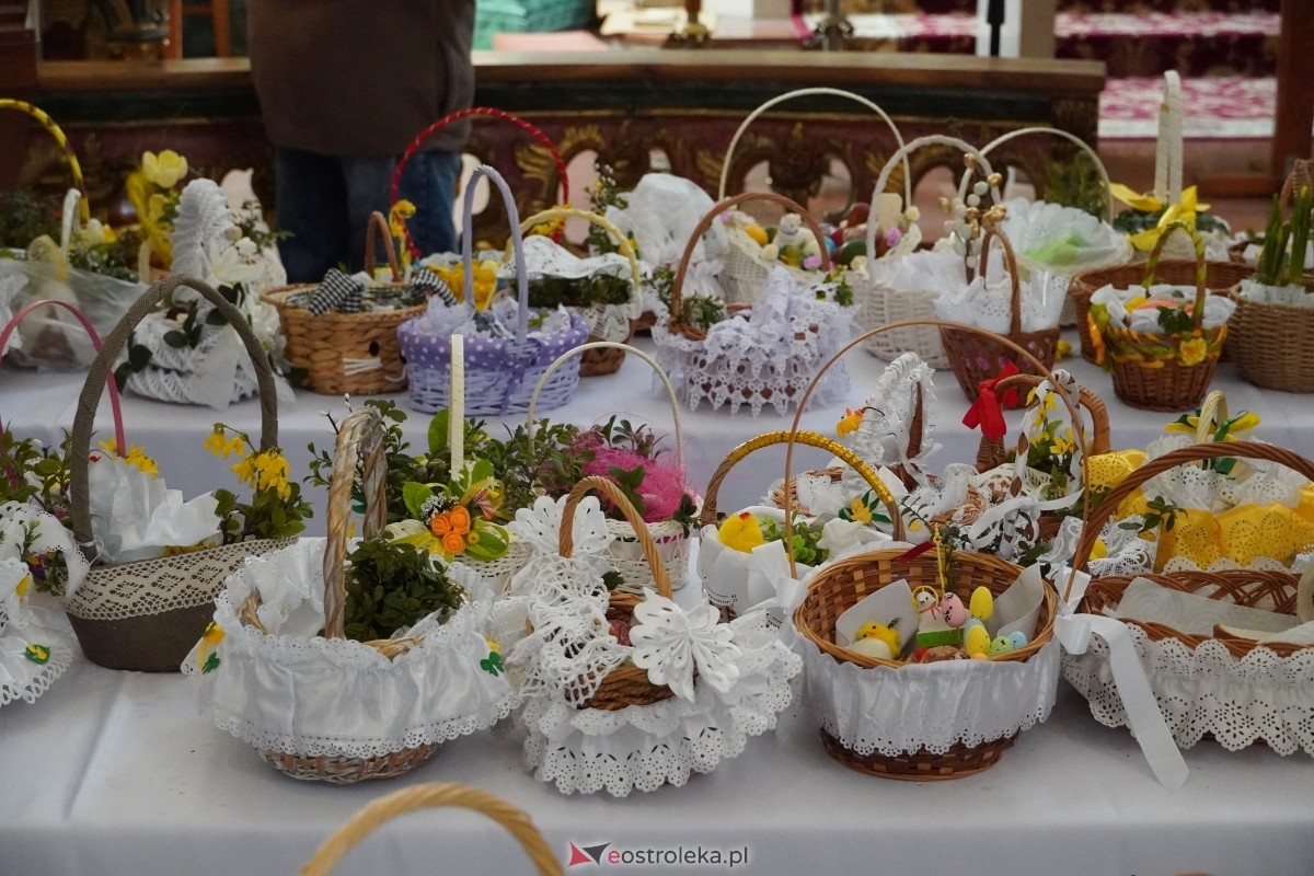Święcenie wielkanocnych pokarmów w ostrołęckim klasztorze [30.03.2024] - zdjęcie #19 - eOstroleka.pl