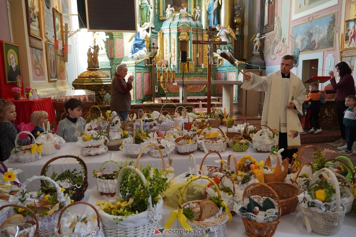 Święcenie wielkanocnych pokarmów w ostrołęckim klasztorze [30.03.2024] - zdjęcie #22 - eOstroleka.pl