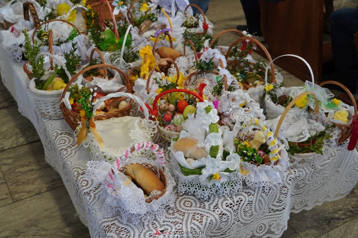 Święcenie pokarmów wielkanocnyhc w kościele pw. św. Franciszka z Asyżu w Ostrołęce [30.03.2024] - zdjęcie #4 - eOstroleka.pl