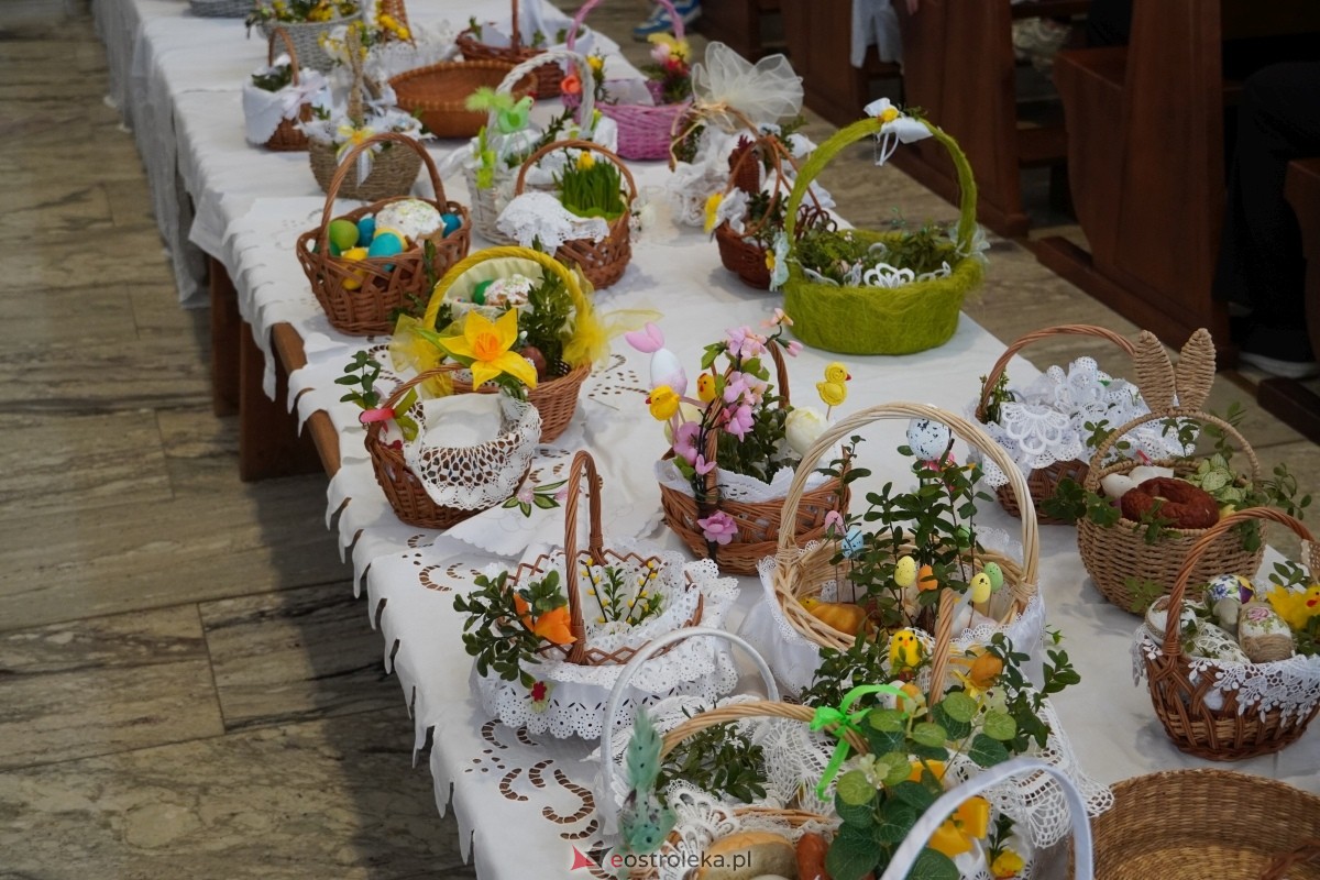 Święcenie pokarmów wielkanocnyhc w kościele pw. św. Franciszka z Asyżu w Ostrołęce [30.03.2024] - zdjęcie #12 - eOstroleka.pl