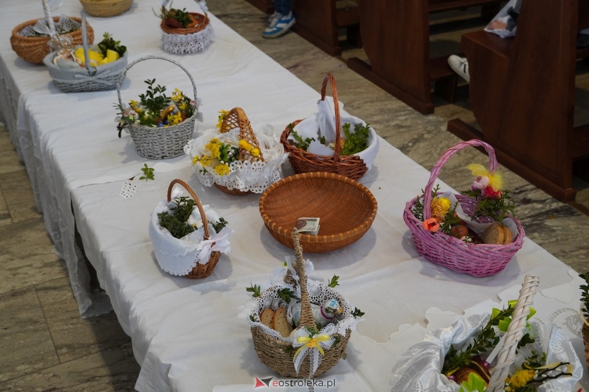 Święcenie pokarmów wielkanocnyhc w kościele pw. św. Franciszka z Asyżu w Ostrołęce [30.03.2024] - zdjęcie #15 - eOstroleka.pl
