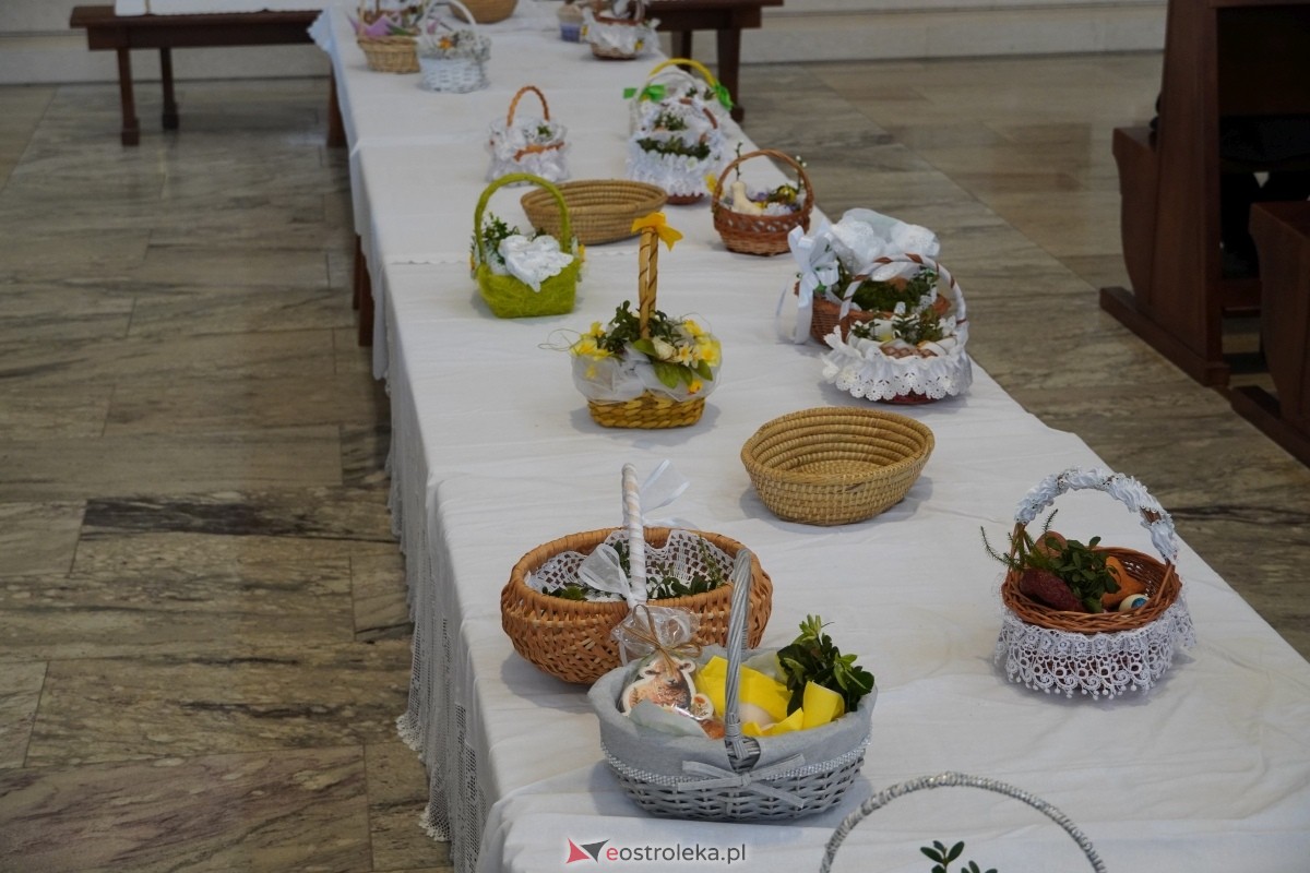 Święcenie pokarmów wielkanocnyhc w kościele pw. św. Franciszka z Asyżu w Ostrołęce [30.03.2024] - zdjęcie #17 - eOstroleka.pl