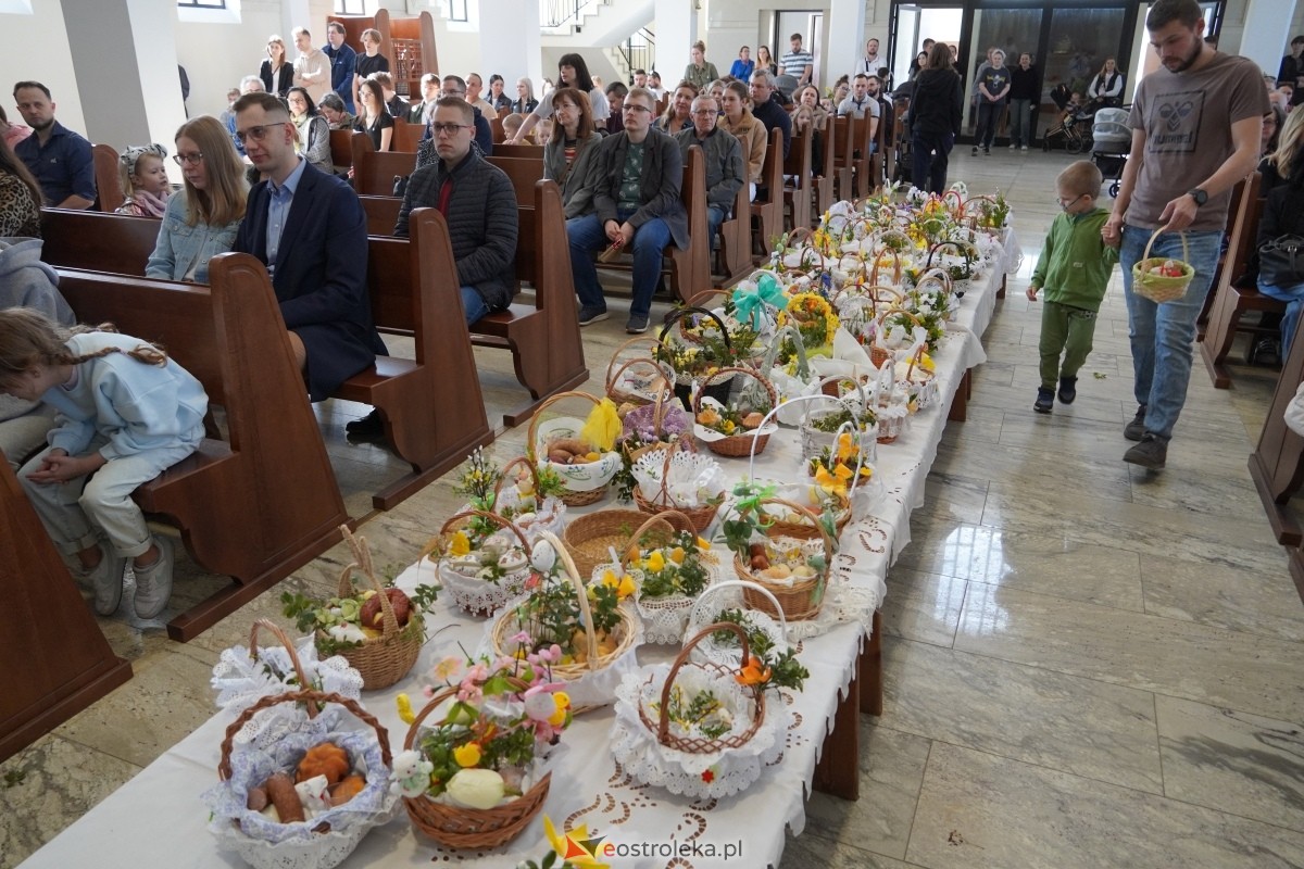 Święcenie pokarmów wielkanocnyhc w kościele pw. św. Franciszka z Asyżu w Ostrołęce [30.03.2024] - zdjęcie #19 - eOstroleka.pl