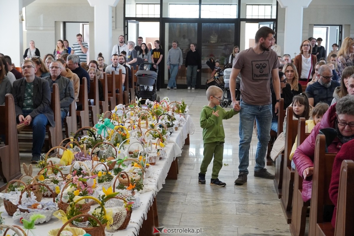 Święcenie pokarmów wielkanocnyhc w kościele pw. św. Franciszka z Asyżu w Ostrołęce [30.03.2024] - zdjęcie #20 - eOstroleka.pl