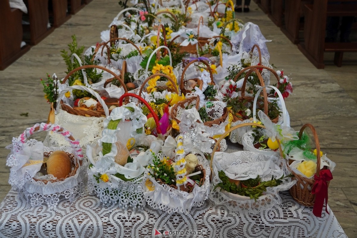 Święcenie pokarmów wielkanocnyhc w kościele pw. św. Franciszka z Asyżu w Ostrołęce [30.03.2024] - zdjęcie #25 - eOstroleka.pl