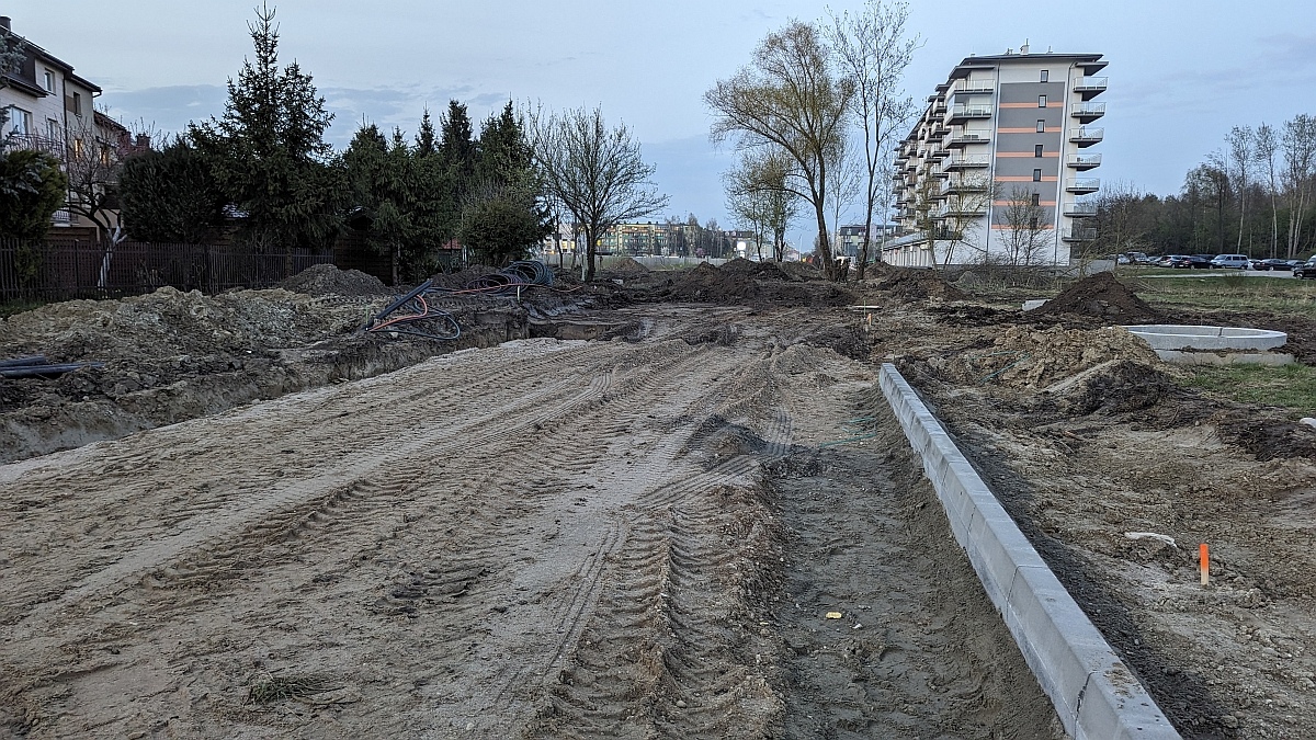 Budowa ulicy Arkadiusza Gołasia w Ostrołće - stan z kwietnia 2024 [05.04.2024] - zdjęcie #1 - eOstroleka.pl