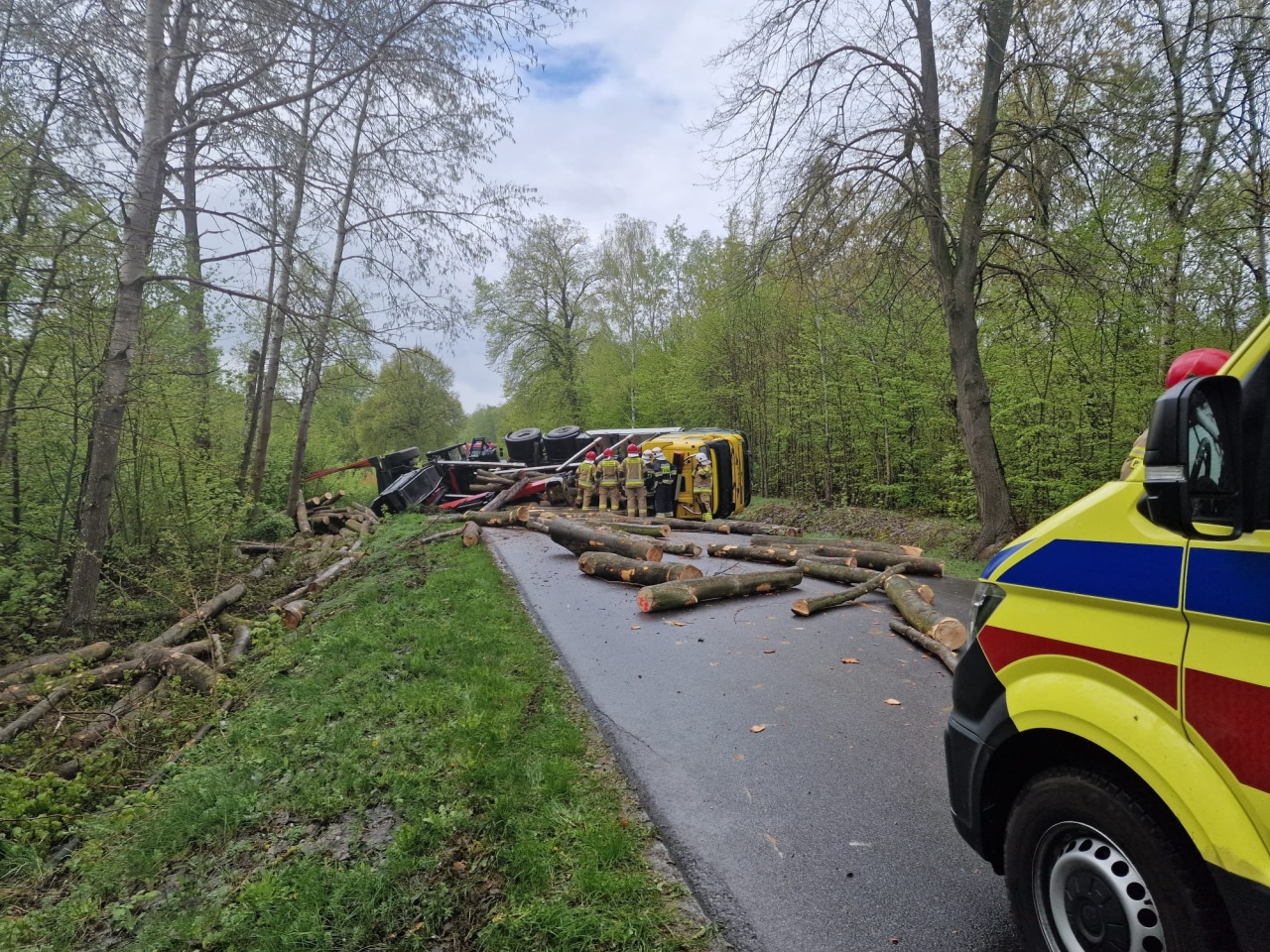 Ciężarówka z drewnem wywróciła się na lokalnej drodze! Ranny kierowca w szpitalu [18.04.2024] - zdjęcie #2 - eOstroleka.pl