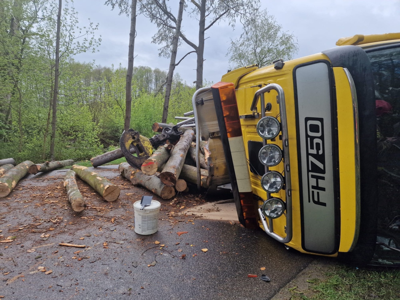 Ciężarówka z drewnem wywróciła się na lokalnej drodze! Ranny kierowca w szpitalu [18.04.2024] - zdjęcie #4 - eOstroleka.pl