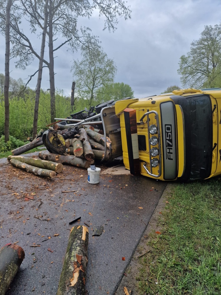 Ciężarówka z drewnem wywróciła się na lokalnej drodze! Ranny kierowca w szpitalu [18.04.2024] - zdjęcie #10 - eOstroleka.pl