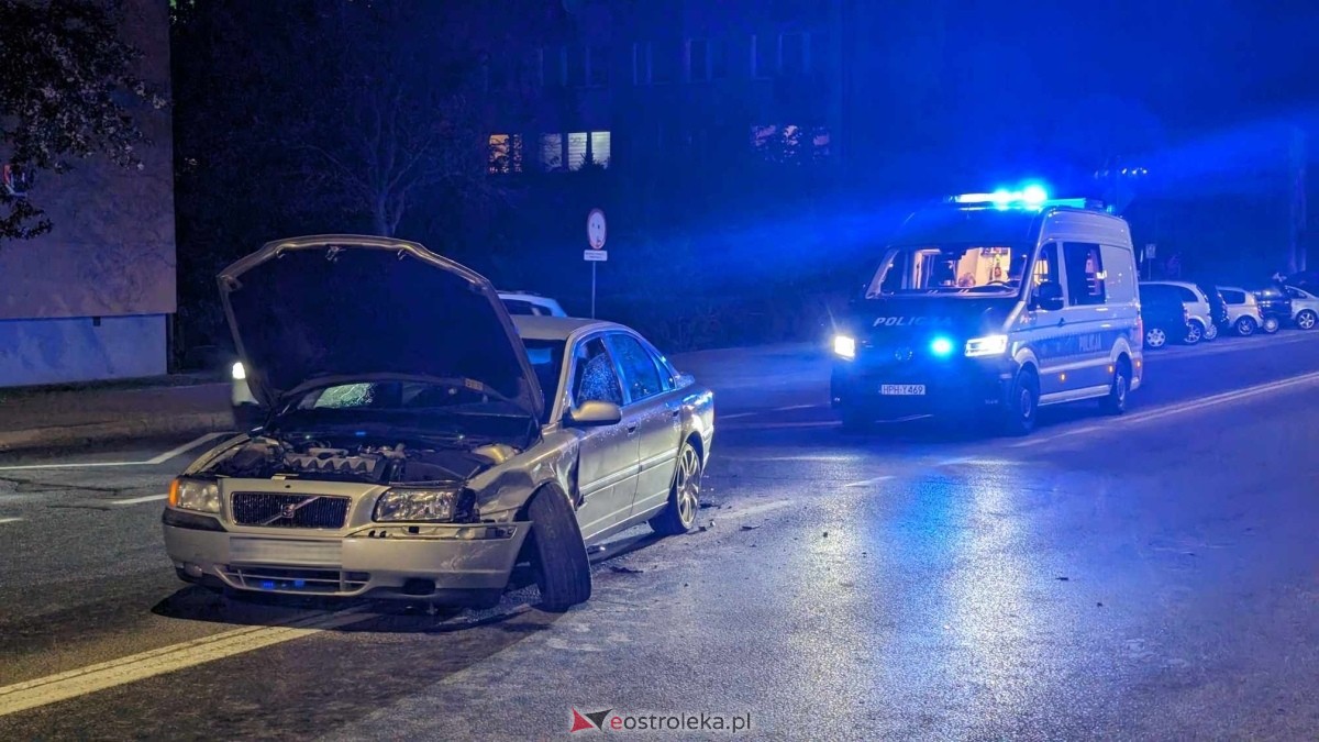Zderzenie aut w centrum Ostrołęki! Audi i Volvo rozbite, utrudnienia w ruchu! [20.04.2024] - zdjęcie #1 - eOstroleka.pl