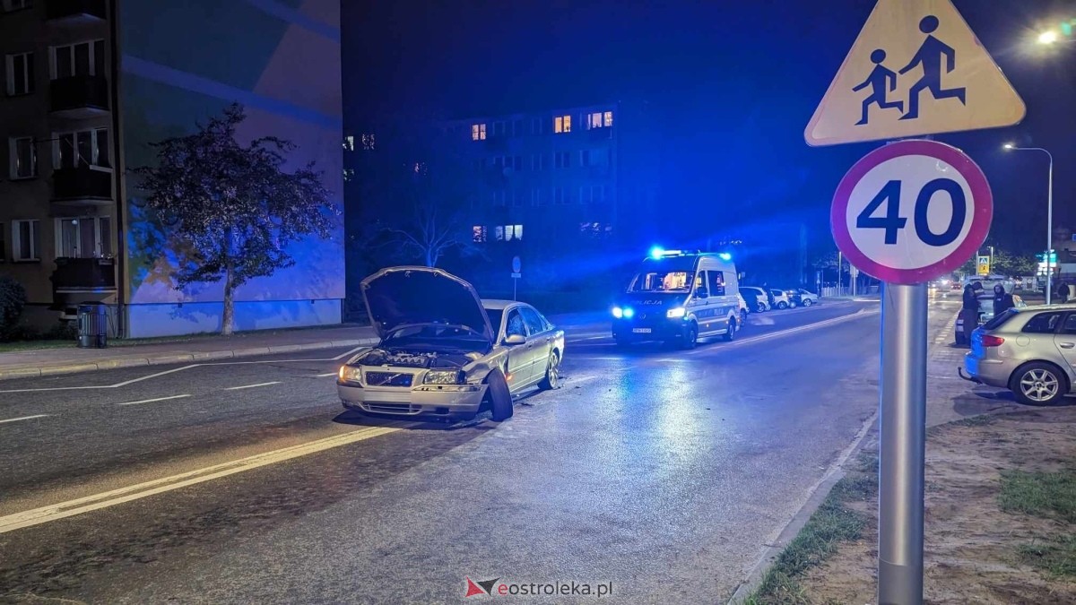 Zderzenie aut w centrum Ostrołęki! Audi i Volvo rozbite, utrudnienia w ruchu! [20.04.2024] - zdjęcie #3 - eOstroleka.pl