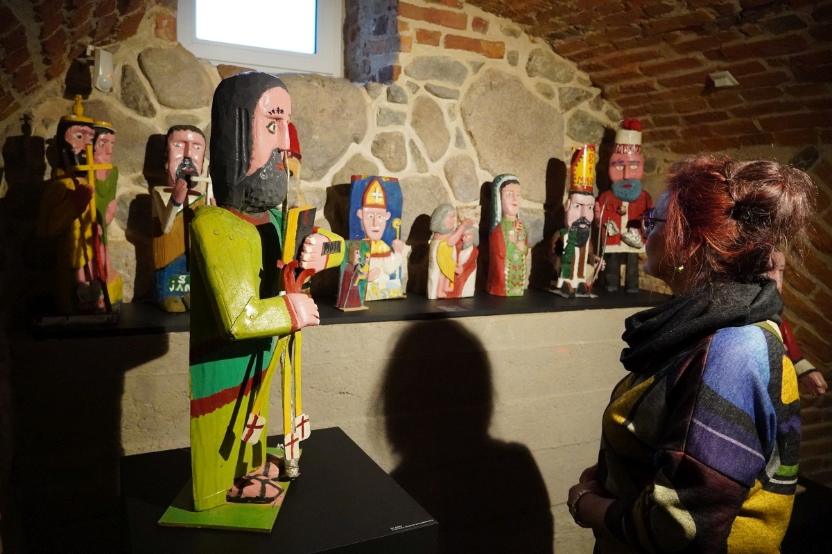 Jan Chodara - rzeźby w stylu - wystawa w Muzeum Kultury Kurpiowskiej w Ostrołęce [24.04.2024] - zdjęcie #20 - eOstroleka.pl