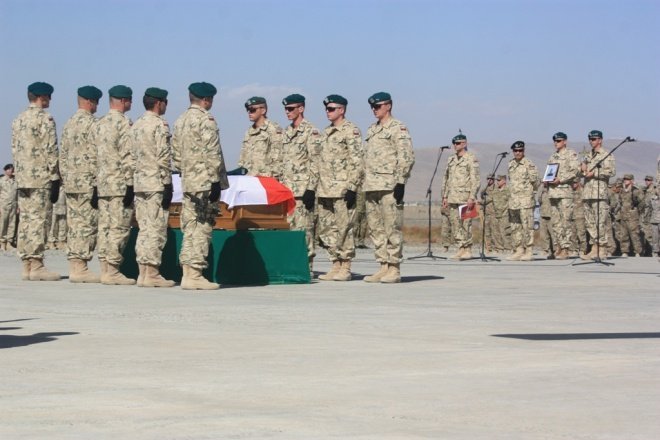 Pożegnanie Mariusza Deptuły. Poległy w Afganistanie żołnierz pochodził spod Ostrołęki (24.X.2011) - zdjęcie #3 - eOstroleka.pl