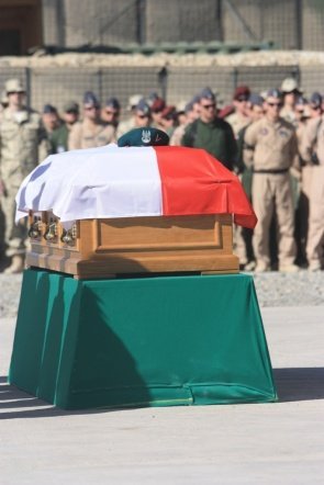 Pożegnanie Mariusza Deptuły. Poległy w Afganistanie żołnierz pochodził spod Ostrołęki (24.X.2011) - zdjęcie #4 - eOstroleka.pl