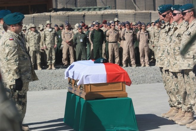 Pożegnanie Mariusza Deptuły. Poległy w Afganistanie żołnierz pochodził spod Ostrołęki (24.X.2011) - zdjęcie #5 - eOstroleka.pl