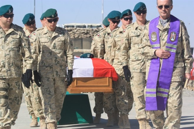 Pożegnanie Mariusza Deptuły. Poległy w Afganistanie żołnierz pochodził spod Ostrołęki (24.X.2011) - zdjęcie #6 - eOstroleka.pl