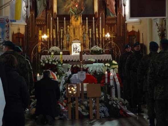 Pogrzeb sierżanta Mariusza Deptuły [28.10.2011] - zdjęcie #2 - eOstroleka.pl