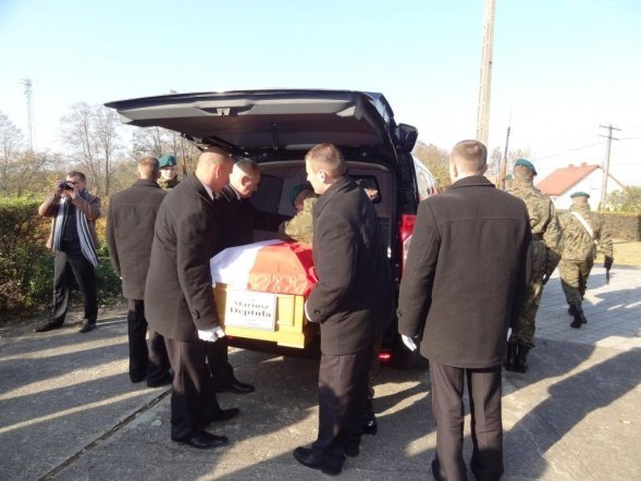 Pogrzeb sierżanta Mariusza Deptuły [28.10.2011] - zdjęcie #6 - eOstroleka.pl
