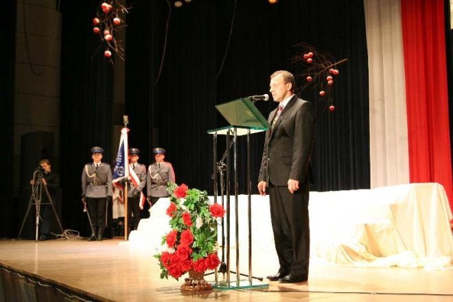 Uroczysta Sesja Rady Miasta: Medale, odznaczenia i zaprzysiężenie nowego radnego [11.XI.2011] - zdjęcie #4 - eOstroleka.pl