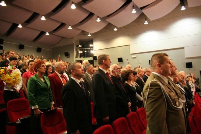 Uroczysta Sesja Rady Miasta: Medale, odznaczenia i zaprzysiężenie nowego radnego [11.XI.2011] - zdjęcie #5 - eOstroleka.pl