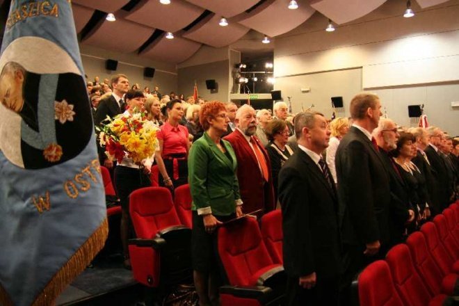 Uroczysta Sesja Rady Miasta: Medale, odznaczenia i zaprzysiężenie nowego radnego [11.XI.2011] - zdjęcie #8 - eOstroleka.pl