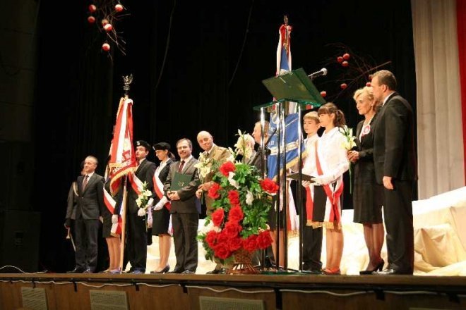 Uroczysta Sesja Rady Miasta: Medale, odznaczenia i zaprzysiężenie nowego radnego [11.XI.2011] - zdjęcie #21 - eOstroleka.pl