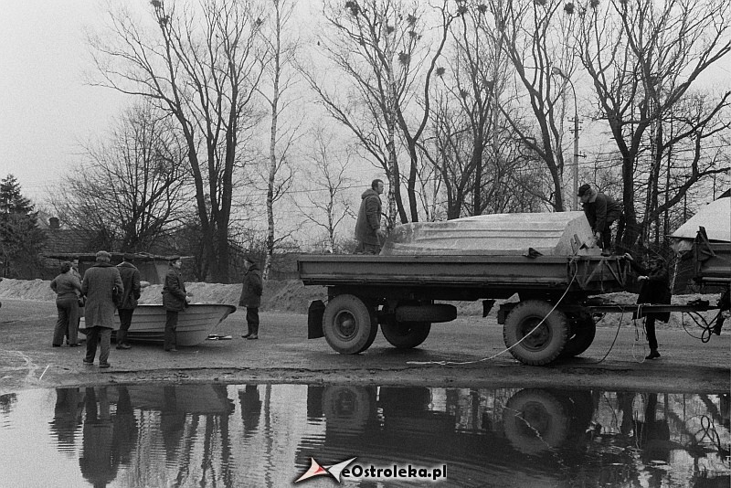 E. Gierek i W. Jaruzelski w Ostrołęce - powódź 1979r - zdjęcie #136 - eOstroleka.pl
