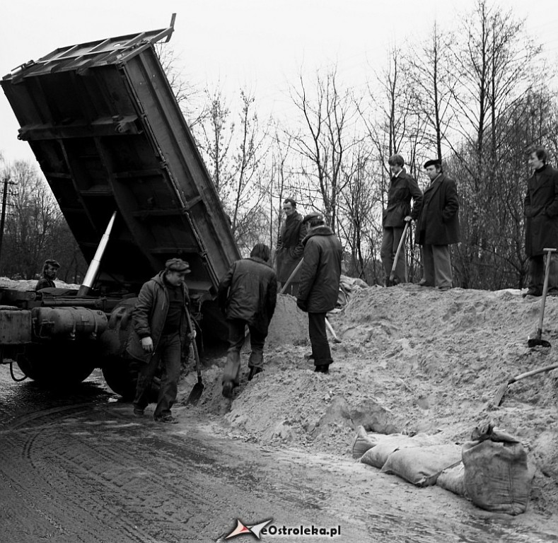 E. Gierek i W. Jaruzelski w Ostrołęce - powódź 1979r - zdjęcie #166 - eOstroleka.pl