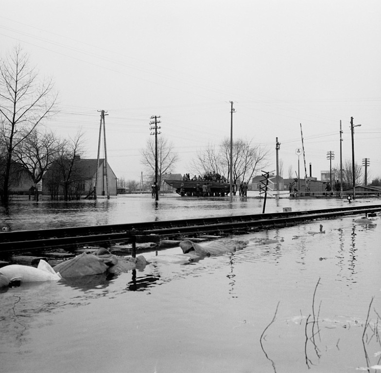 E. Gierek i W. Jaruzelski w Ostrołęce - powódź 1979r - zdjęcie #200 - eOstroleka.pl