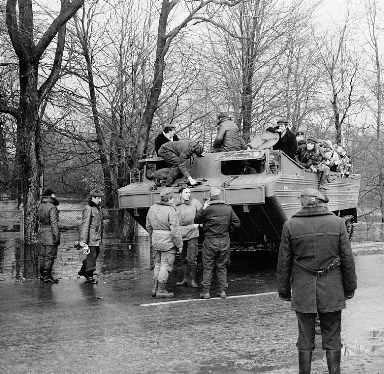 E. Gierek i W. Jaruzelski w Ostrołęce - powódź 1979r - zdjęcie #211 - eOstroleka.pl