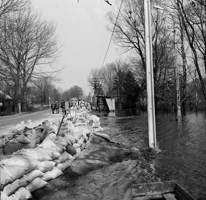 E. Gierek i W. Jaruzelski w Ostrołęce - powódź 1979r - zdjęcie #213 - eOstroleka.pl