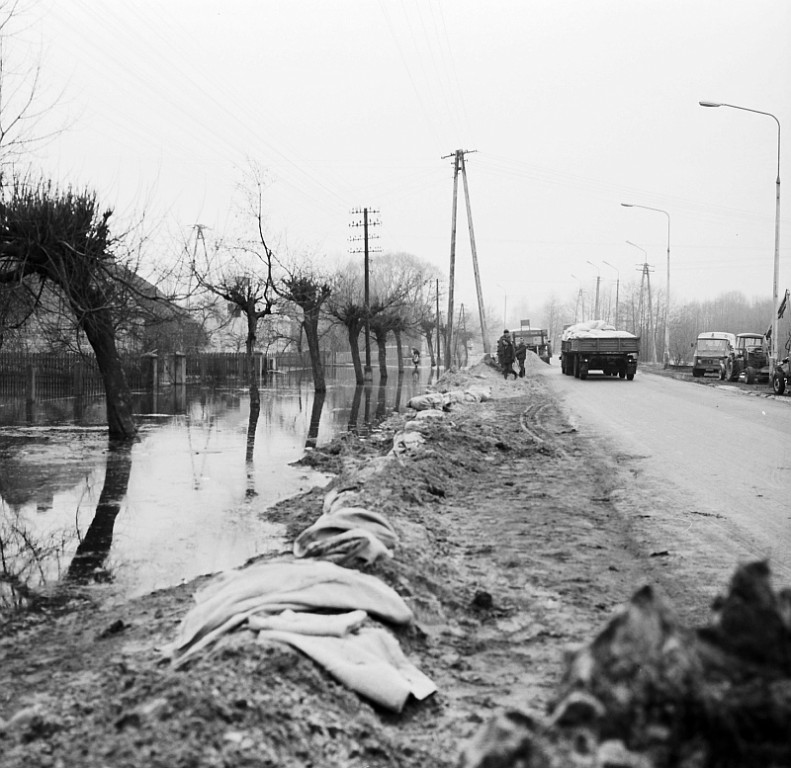 E. Gierek i W. Jaruzelski w Ostrołęce - powódź 1979r - zdjęcie #234 - eOstroleka.pl