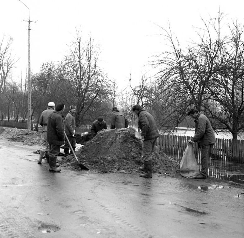 E. Gierek i W. Jaruzelski w Ostrołęce - powódź 1979r - zdjęcie #238 - eOstroleka.pl