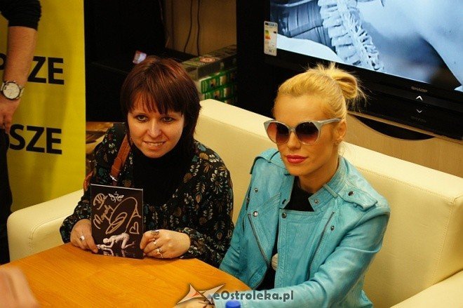 Media Expert: Doda podpisywala płyty w Ostrołęce [30.XI.2011] - zdjęcie #39 - eOstroleka.pl