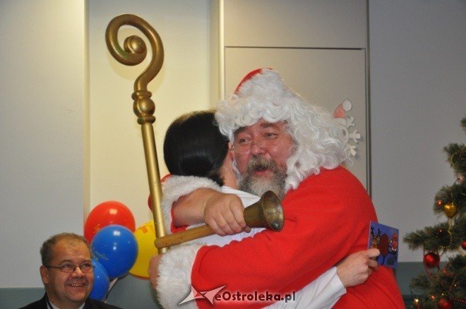 Mikołajki 2011: Święty Mikołaj odwiedził dzieci ze szpitala w Ostrołęce [6.XII.2011]  - zdjęcie #15 - eOstroleka.pl