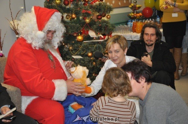Mikołajki 2011: Święty Mikołaj odwiedził dzieci ze szpitala w Ostrołęce [6.XII.2011]  - zdjęcie #22 - eOstroleka.pl