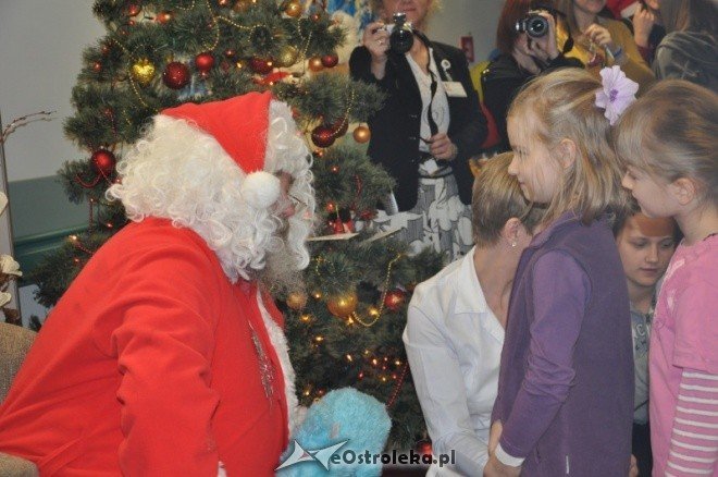 Mikołajki 2011: Święty Mikołaj odwiedził dzieci ze szpitala w Ostrołęce [6.XII.2011]  - zdjęcie #24 - eOstroleka.pl