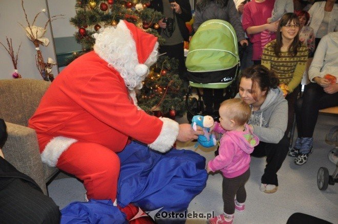Mikołajki 2011: Święty Mikołaj odwiedził dzieci ze szpitala w Ostrołęce [6.XII.2011]  - zdjęcie #28 - eOstroleka.pl