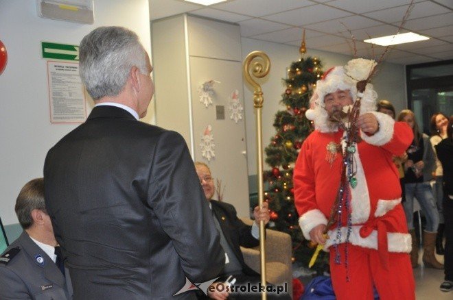 Mikołajki 2011: Święty Mikołaj odwiedził dzieci ze szpitala w Ostrołęce [6.XII.2011]  - zdjęcie #32 - eOstroleka.pl