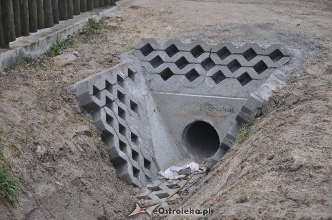 Zakończyła się budowa sieci kanalizacyjnej ulicy Wiejskiej [12.XII.2011] - zdjęcie #6 - eOstroleka.pl