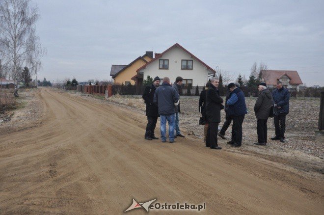Zakończyła się budowa sieci kanalizacyjnej ulicy Wiejskiej [12.XII.2011] - zdjęcie #8 - eOstroleka.pl