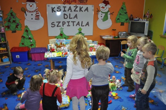 Akcja Książka dla szpitala w Punkcie Przedszkolnym Kangurek [30.XII.2011] - zdjęcie #3 - eOstroleka.pl