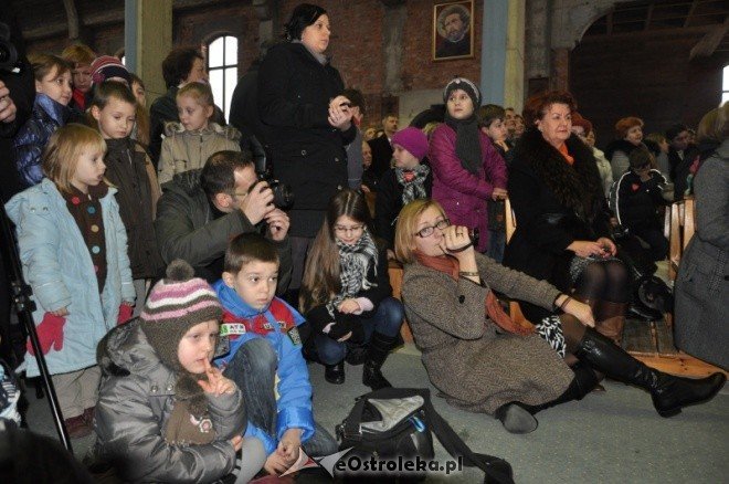 Przedszkolaki wystawiły jasełka w kościele pw. św Franciszka z Asyżu [9.I.2012]] - zdjęcie #11 - eOstroleka.pl