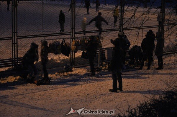 Ostrołęczanie bawią się na miejskim lodowisku [27.I.2012] - zdjęcie #1 - eOstroleka.pl