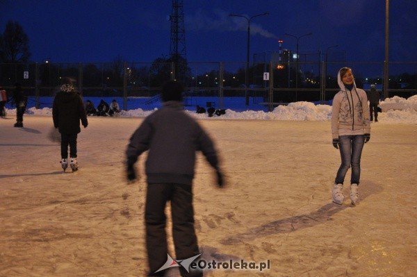 Ostrołęczanie bawią się na miejskim lodowisku [27.I.2012] - zdjęcie #4 - eOstroleka.pl