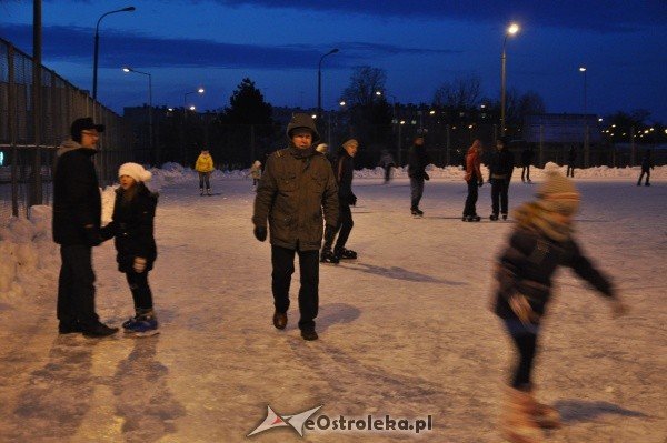 Ostrołęczanie bawią się na miejskim lodowisku [27.I.2012] - zdjęcie #6 - eOstroleka.pl
