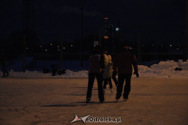 Ostrołęczanie bawią się na miejskim lodowisku [27.I.2012] - zdjęcie #14 - eOstroleka.pl