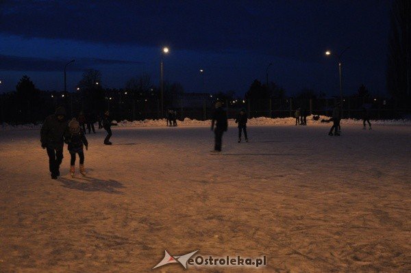 Ostrołęczanie bawią się na miejskim lodowisku [27.I.2012] - zdjęcie #20 - eOstroleka.pl