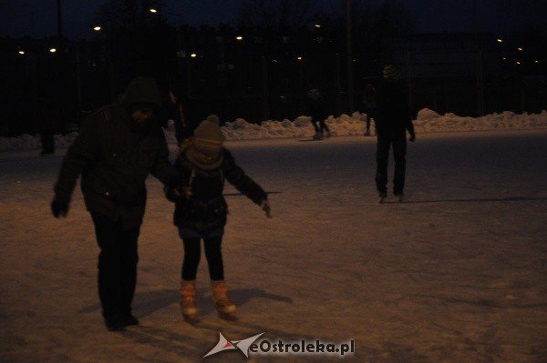 Ostrołęczanie bawią się na miejskim lodowisku [27.I.2012] - zdjęcie #21 - eOstroleka.pl